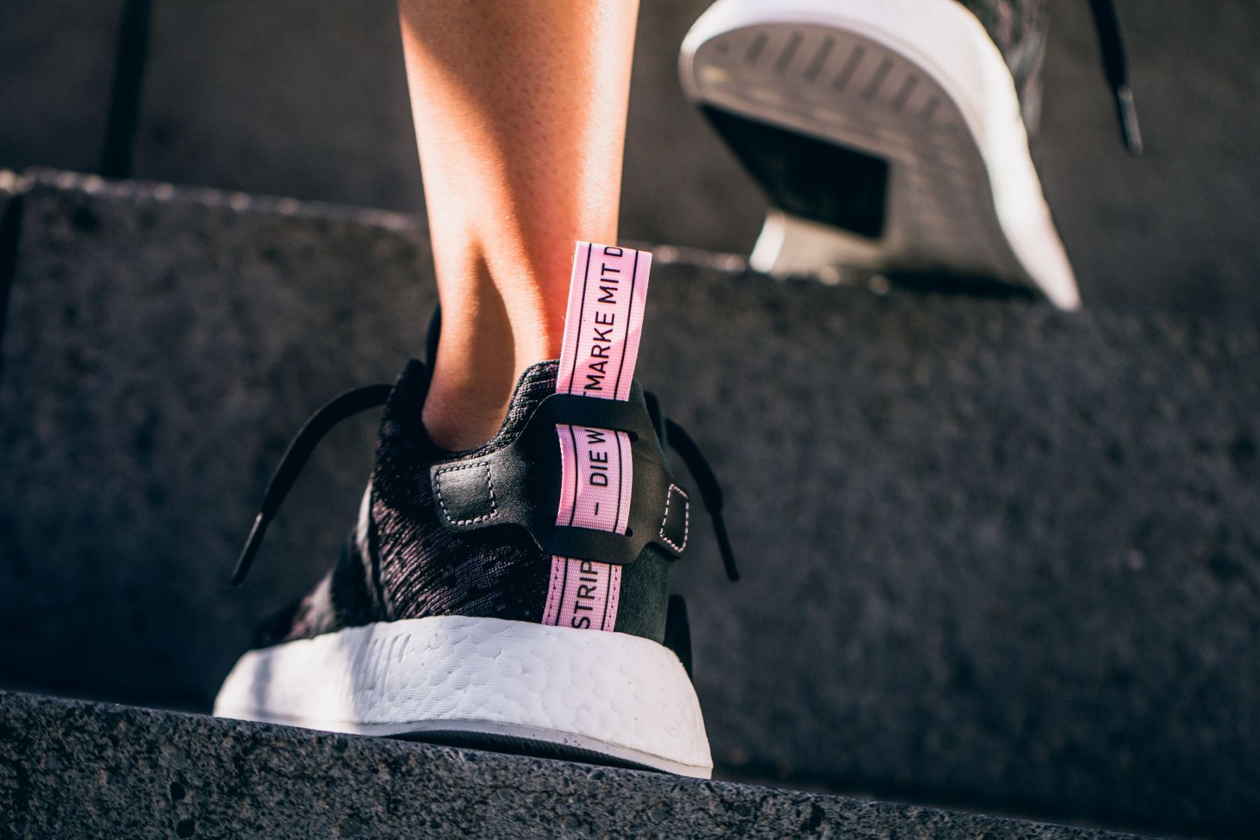 Adidas originals nmd r2 core black 2025